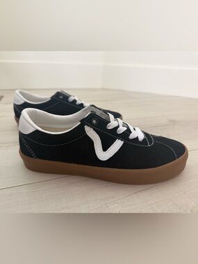 *NEVER WORN* VANS Black Suede Low-Top Sneakers gum sole